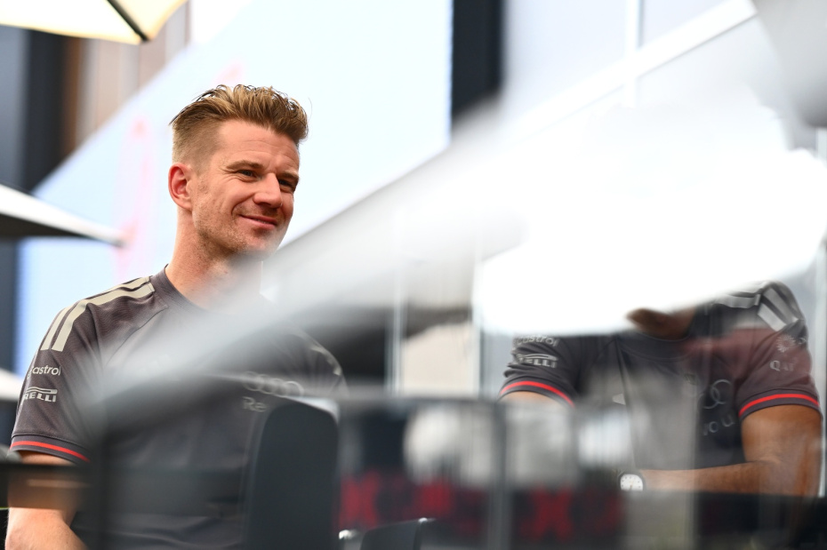 Пилот болида Audi R26 команды Audi Revolut F1 Team Нико Хюлькенберг во время Гран-при Азербайджана «Формулы-1» 25 сентября 2026 года