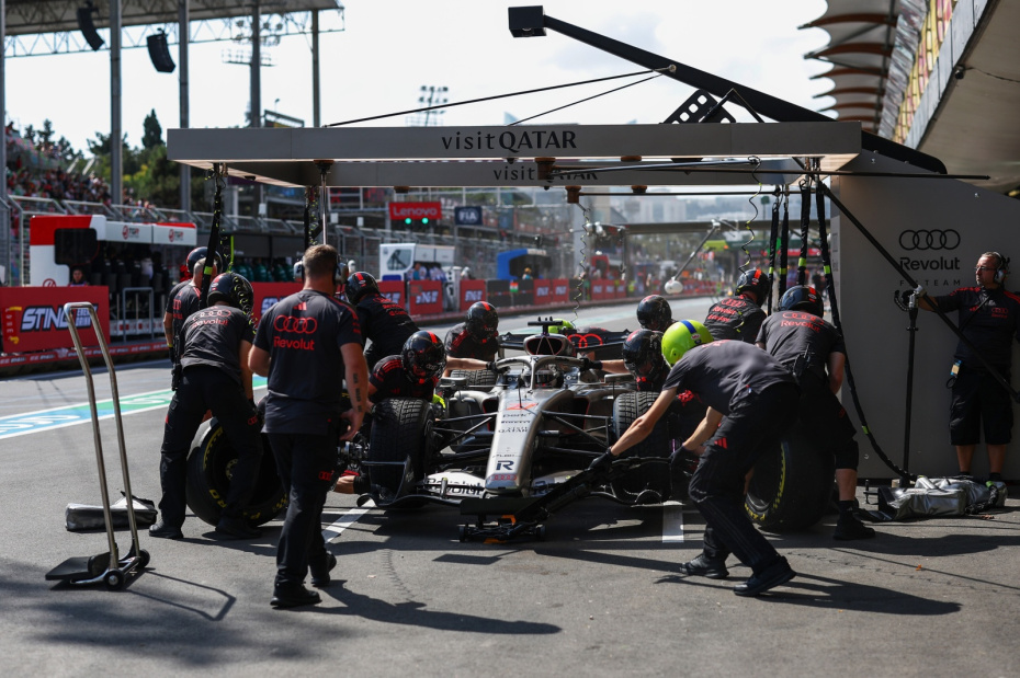Болид Audi R26 команды Audi Revolut F1 Team на пит-лейне во время Гран-при Азербайджана «Формулы-1» 25 сентября 2026 года