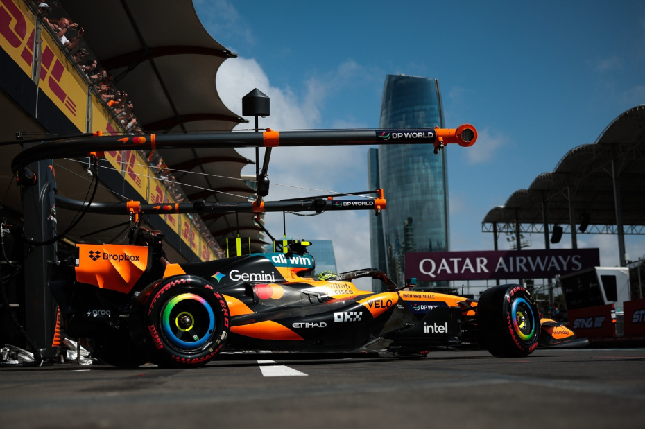 Болид пилота Ландо Норриса команды McLaren во время Гран-при Азербайджана «Формулы-1» 25 сентября 2026 года