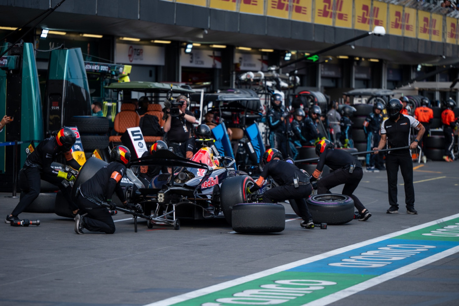 Никола Цолов (№ 6, Campos Racing) во время 12-го этапа чемпионата FIA «Формула-2» 2026 года