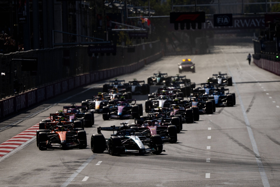 Старт гонки в Баку на трассе Baku City Circuit, Азербайджан