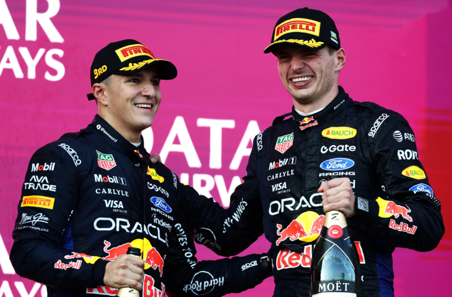 Занявшие второе и третье места пилоты команды Oracle Red Bull Racing Макс Ферстаппен (Нидерланды) и Исак Хаджар (Франция) празднуют успех на подиуме во время Гран-при Азербайджана «Формулы-1»