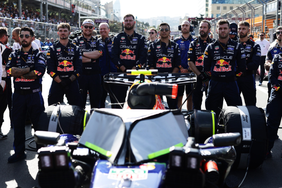 Члены команды Oracle Red Bull Racing выстроились на стартовой решетке для исполнения государственного гимна перед Гран-при Азербайджана «Формулы-1»