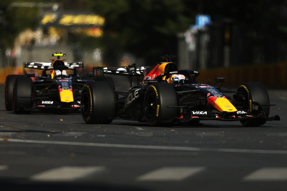 Макс Ферстаппен (Нидерланды) за рулем болида Oracle Red Bull Racing RB22 (№ 3) с силовой установкой Red Bull Ford Powertrains лидирует в гонке, опережая Исака Хаджара (Франция) на болиде Oracle Red Bull Racing RB22 (№ 6) с такой же силовой установкой