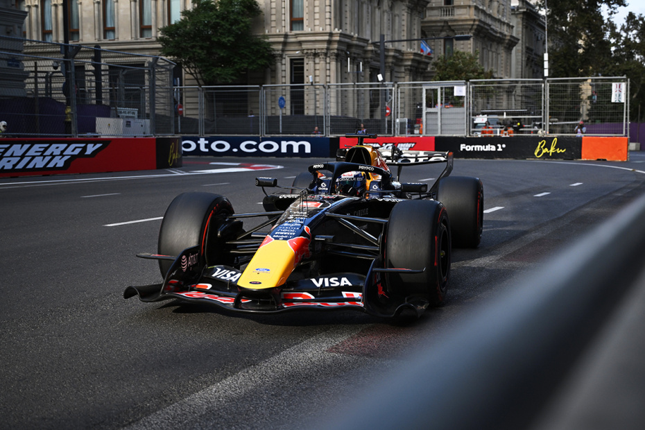 Макс Ферстаппен за рулем болида Oracle Red Bull Racing RB22 во время гонки «Формулы-1» в Баку