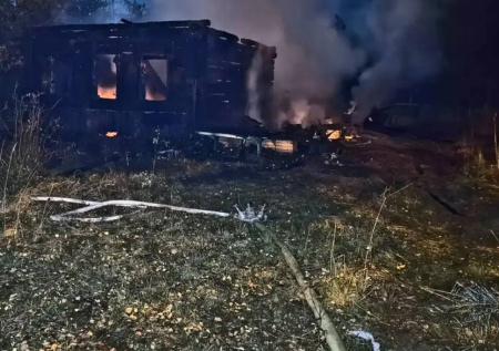 Пожар в частном доме обернулся смертью двух человек