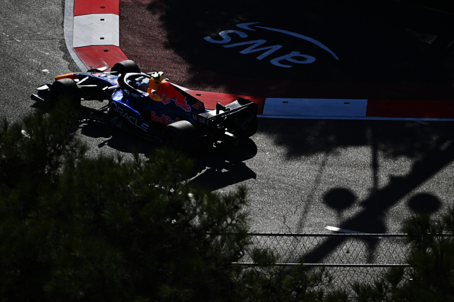 Французский гонщик Исак Хаджар за рулем болида Oracle Red Bull Racing RB22 (№ 6) с силовой установкой Red Bull Ford Powertrains на трассе во время Гран-при Азербайджана «Формулы-1»