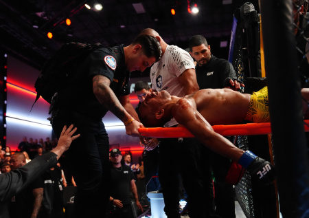 Бойца унесли на носилках без сознания в разгар главного боя турнира UFC