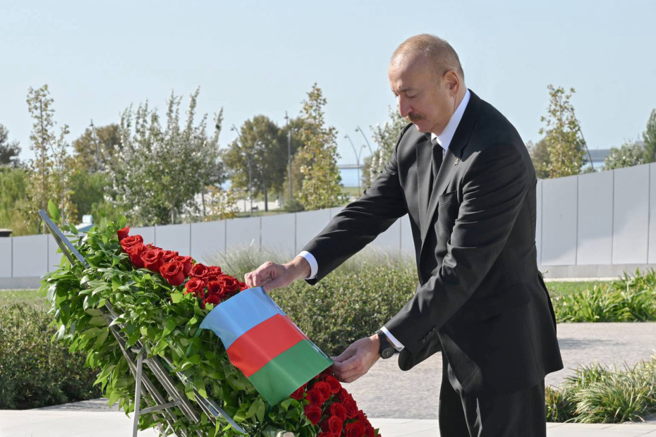 Президент Азербайджана Ильхам Алиев возложил венок к монументу Победы и почтил память шехидов в Парке Победы в Баку