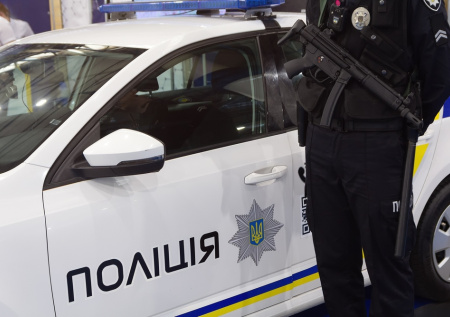 Иномарка смяла блокпост и покалечила силовиков на Украине