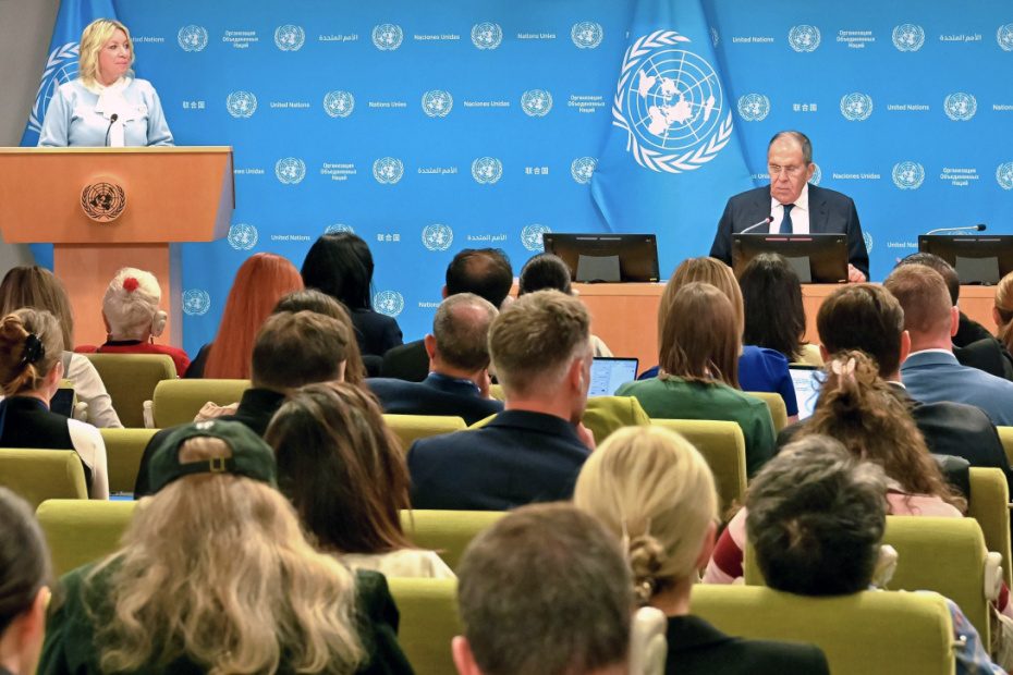Министр иностранных дел РФ Сергей Лавров и официальный представитель МИД РФ Мария Захарова во время пресс-подхода на полях 81-й сессии Генассамблеи ООН в Нью-Йорке