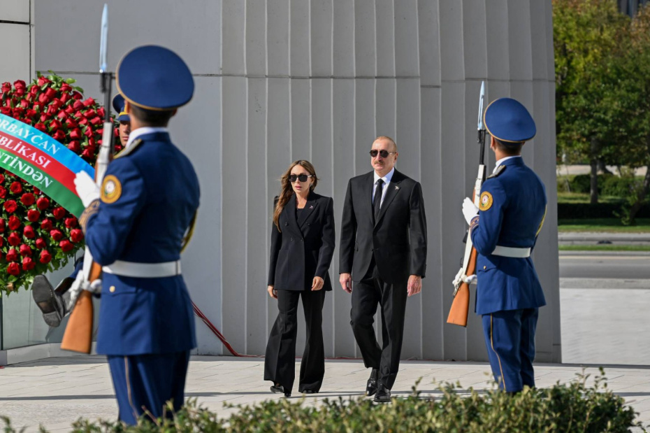 Президент Азербайджана Ильхам Алиев и первая леди Мехрибан Алиева почтили память шехидов в Парке Победы в Баку
