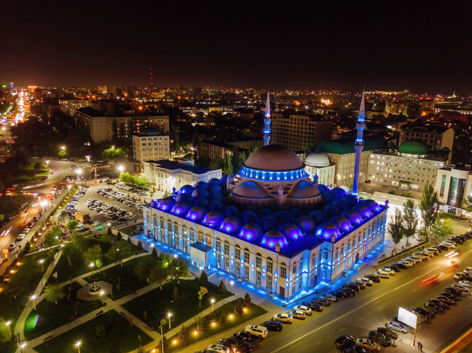 Вид с воздуха на Центральную Джума-мечеть в Махачкале ночью