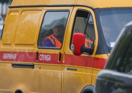 Потоки кипятка парализовали движение на Московском проспекте в Петербурге