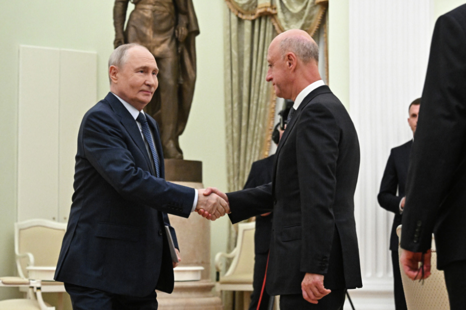 Президент РФ Владимир Путин и первый заместитель председателя партии «Справедливая Россия» Александр Бабаков на встрече с руководителями политических партий в Кремле