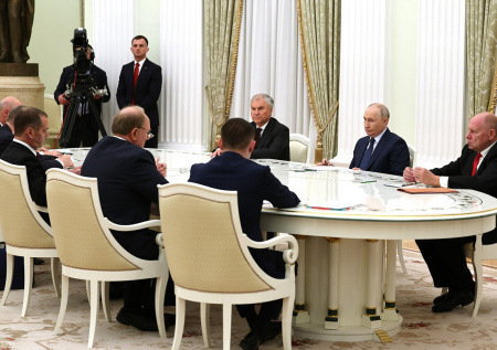 Путин поговорил с главами думских фракций