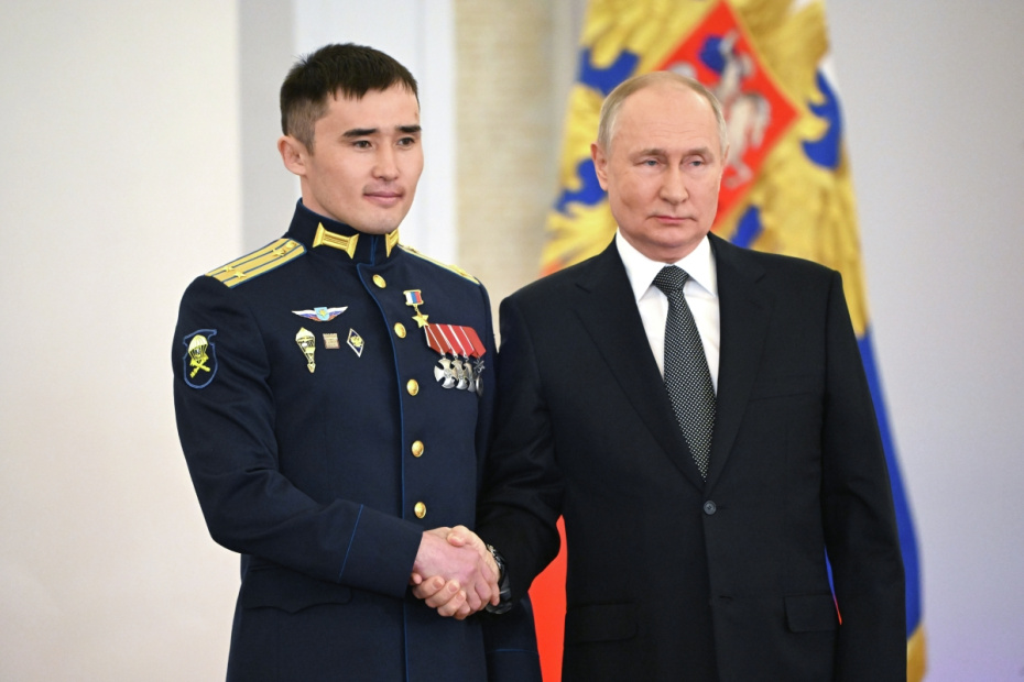 Президент РФ Владимир Путин и подполковник Дашибал Мункожаргалов (слева). Герой России, подполковник, кавалер трех орденов Мужества