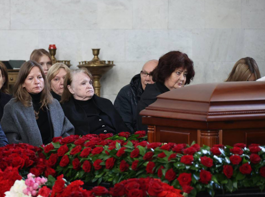 Вдова джазового саксофониста Алексея Козлова Ляля Абсалямова (в центре) на церемонии прощания с композитором и джазовым саксофонистом народным артистом РФ Алексеем Козловым на Троекуровском кладбище в Москве