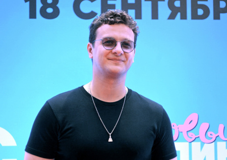 «Папины дочки», слухи о романе с Арзамасовой, театр: как живет актер Бледный