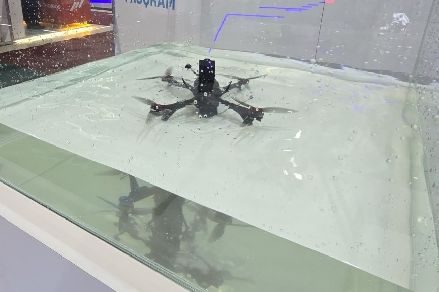 Карбоновый FPV-дрон, способный скрываться под водой почти в течение суток. В линейку вошли три модели — BAZNA V7, V10 и V15