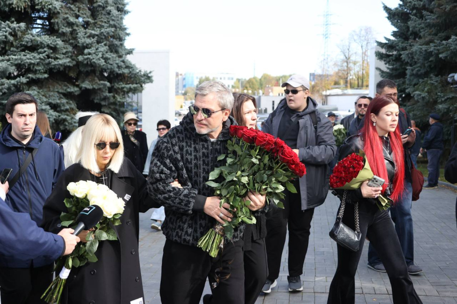 Вадим Такменев у прощального зала перед церемонией прощания с Сергеем Соседовым