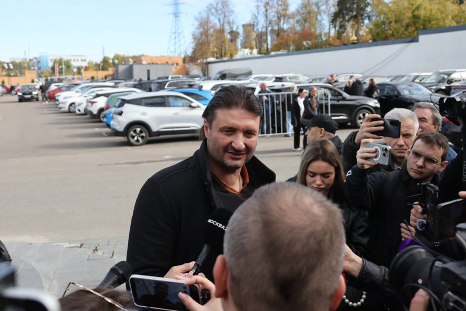 Эдгард Запашный у прощального зала перед церемонией прощания с Сергеем Соседовым
