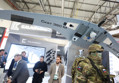«Калашников», БПЛА, «Ланцет-Э»: Россия показала новое оружие на ADEX-2026