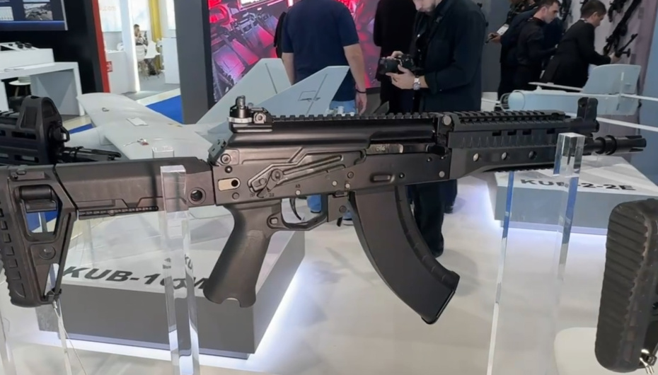 АК-15К на оружейной экспозиции Концерна «Калашников» на 6-й Международной выставке оборонной промышленности ADEX 2026 в Азербайджане