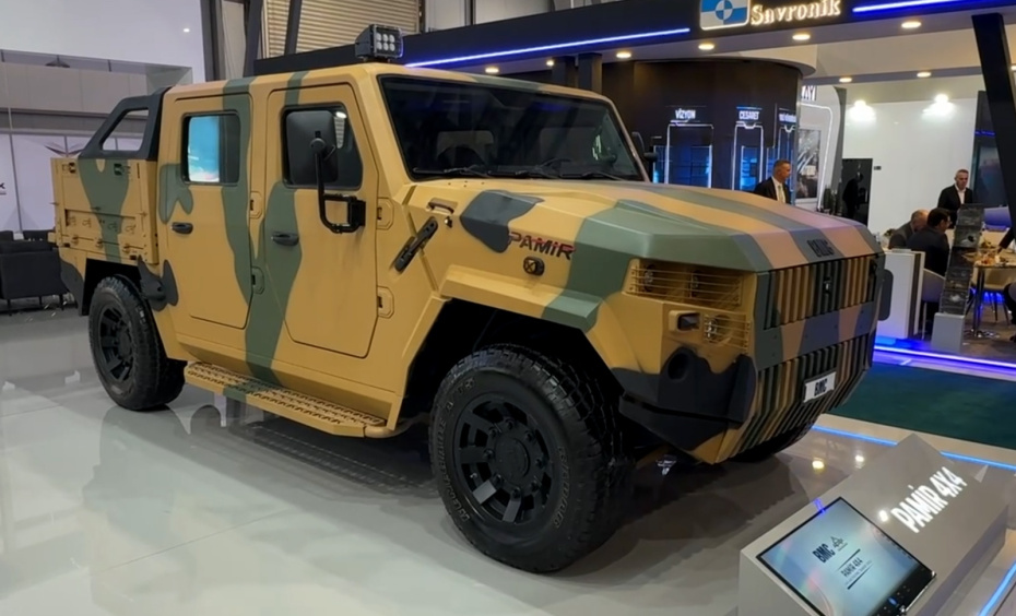 Тактическое колесное транспортное средство PAMİR 4x4, произведенное турецкой компанией BMC, продемонстрировано на 6-й Азербайджанской международной оборонной выставке ADEX 2026 в Бакинском экспоцентре