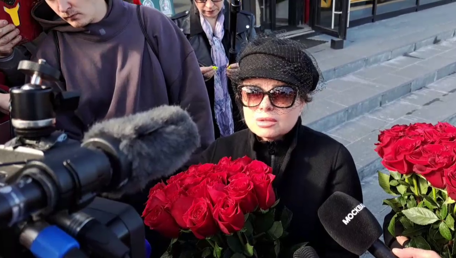 Певица Наташа Королева у прощального зала перед церемонией прощания с Сергеем Соседовым