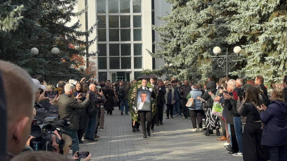 Вынос гроба  с телом Сергея Соседова из Большого траурного зала на Троекуровском кладбище в Москве