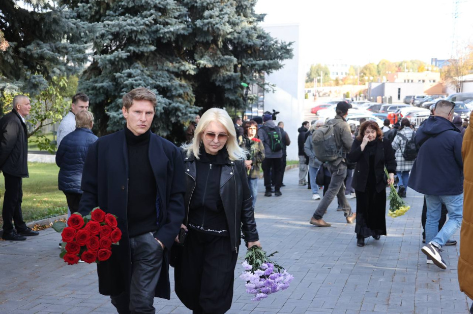 Солист группы Revoльvers Алексей Елистратов у прощального зала перед церемонией прощания с Сергеем Соседовым