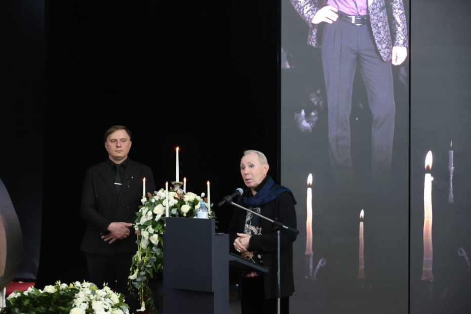 Александр Песков на церемонии прощания с Сергеем Соседовым в Большом траурном зале на Троекуровском кладбище в Москве