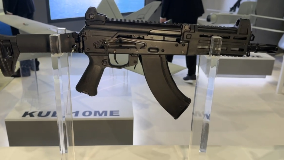 АК-15СК на оружейной экспозиции Концерна «Калашников» на 6-й Международной выставке оборонной промышленности ADEX 2026 в Азербайджане