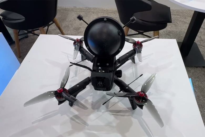 Карбоновый FPV-дрон, способный скрываться под водой почти в течение суток. В линейку вошли три модели — BAZNA V7, V10 и V15