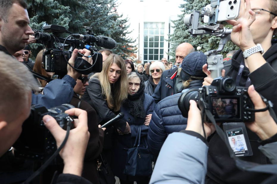 Мать Сергея Соседова во время выноса гроба из Большого траурного зала на Троекуровском кладбище в Москве