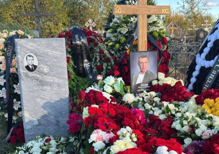 Соседов упокоился на Перепечинском кладбище, могила в венках: фото NEWS.ru
