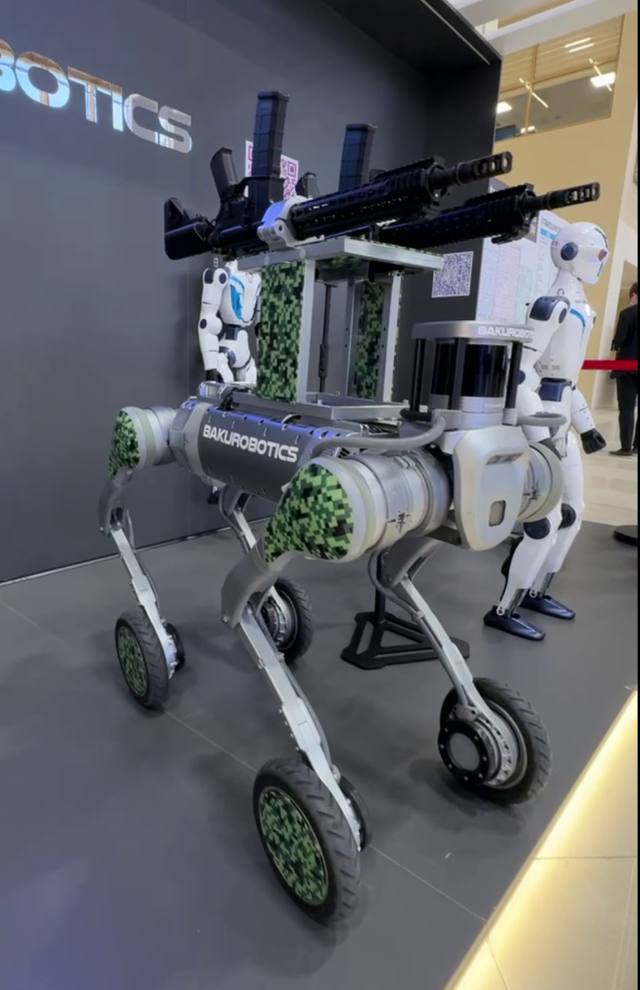 Робот, оснащенный двумя автоматами от азербайджанской компании Bakurobotics на 6-й Азербайджанской международной оборонной выставке ADEX 2026