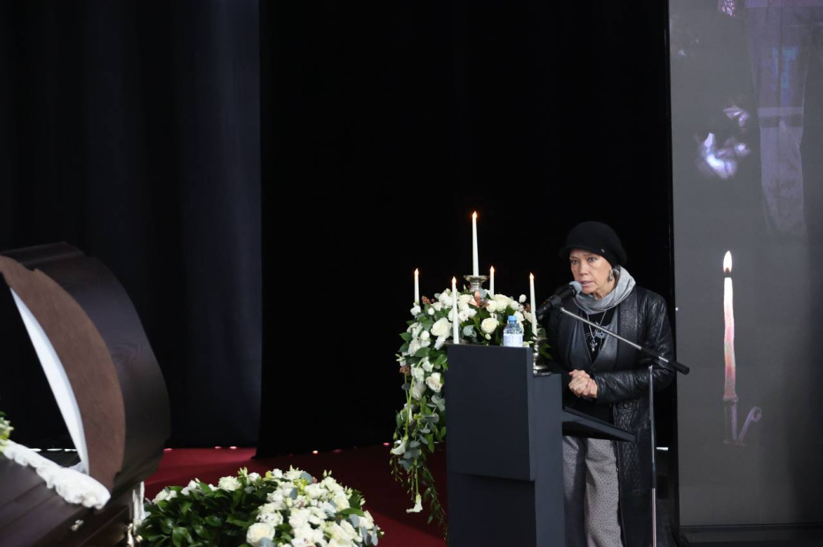 Азиза на церемонии прощания с Сергеем Соседовым в Большом траурном зале на Троекуровском кладбище в Москве