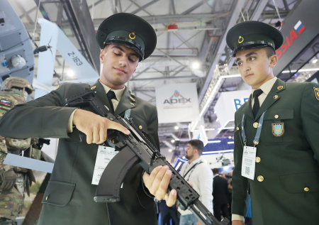 «Калашников» привез лучшее оружие в Баку: фото с выставки ADEX 2026