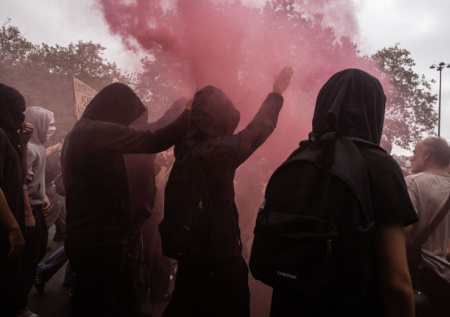 В Париже рассказали о десятках пострадавших при протестах старшеклассников