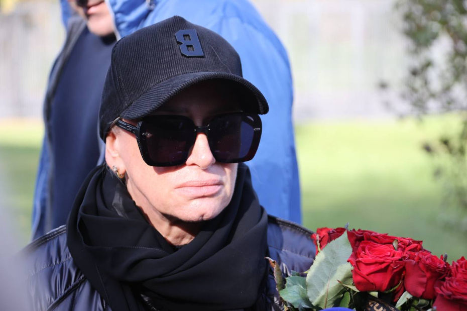 Певица Наталия Гулькина у прощального зала перед церемонией прощания с Сергеем Соседовым