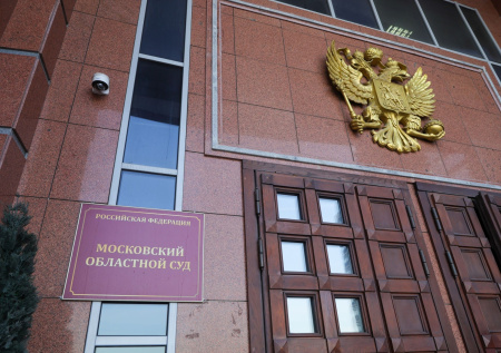 Школьник заплатит 20 тыс. рублей за непристойное фото с учительницей