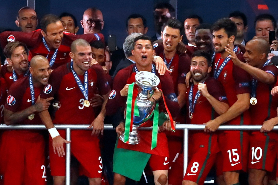 Криштиану Роналду держит трофей чемпионата Европы в 2016 году