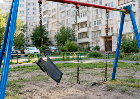 Разбитые качели и исписанные стены: кто ответит за вандализм во дворе