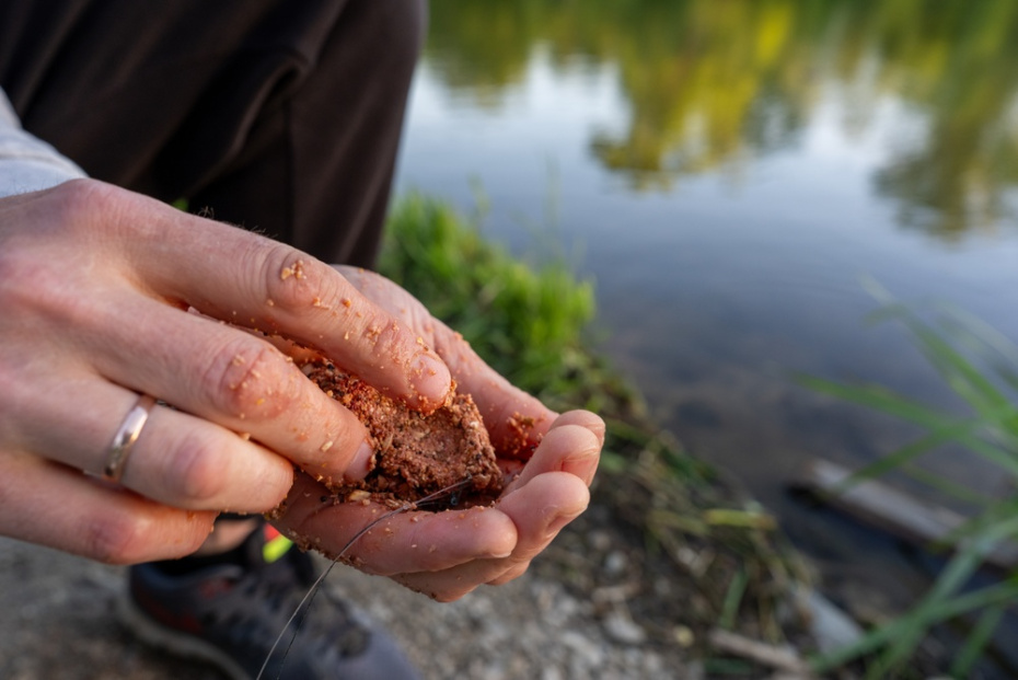 Мутная и прозрачная вода: как цвет приманки спасет осеннюю рыбалку
