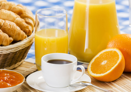 Врач рассказала, какие продукты сочетать с кофе опасно для здоровья