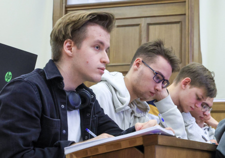 Минобрнауки предложило зачислять бойцов СВО и их детей в вузы вне лимитов