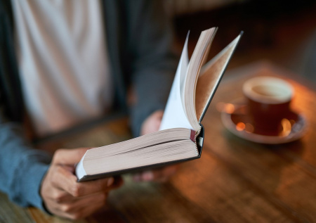 Россияне ответили, готовы ли прочитать неинтересную книгу ради партнера