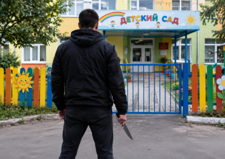 Муж зарезал жену прямо перед детсадом, куда она отвела дочек: подробности
